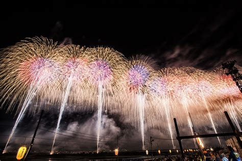 日本三代花火大会：伝統と革新の火花